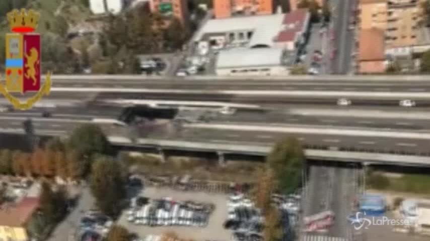 Bologna, l’enorme voragine dopo l’incidente sul raccordo di Casalecchio