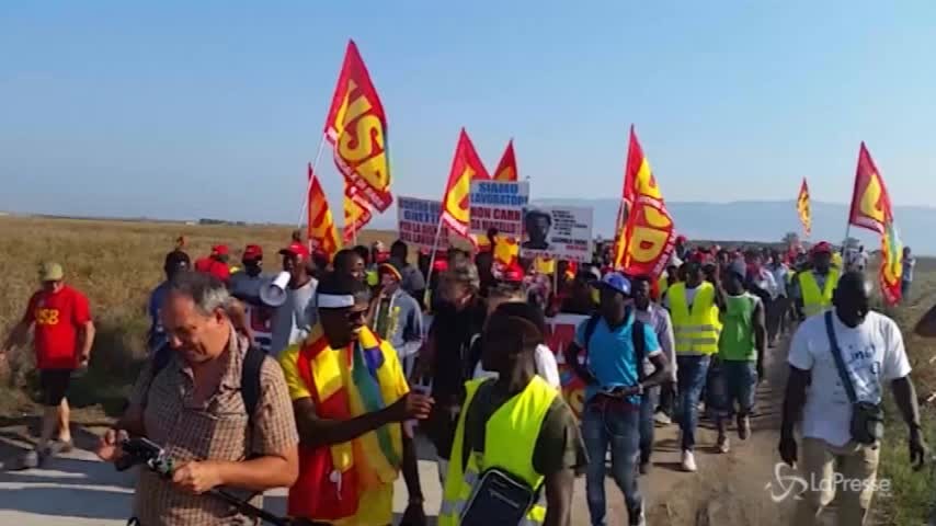 Foggia, manifestazione dei berretti rossi: “Mai schiavi”