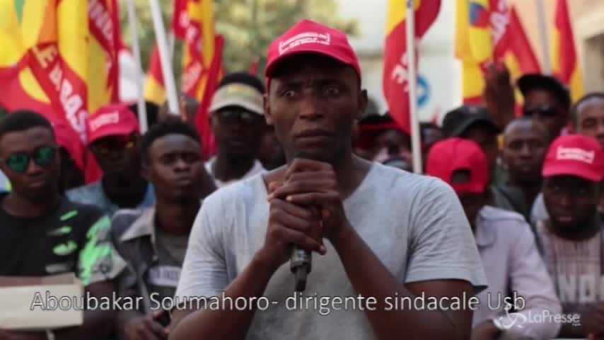 Foggia, Aboubakar Soumahoro: “Lavoriamo 16 ore al giorno per un euro all’ora”
