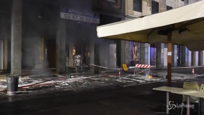 Milano, fiamme da una grata a due passi dal Duomo