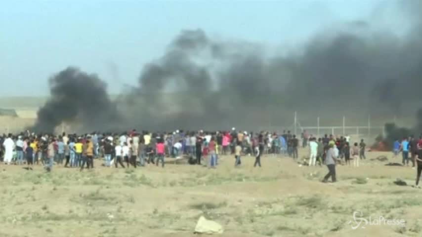 Gaza, scontri al confine con Israele: decine di feriti