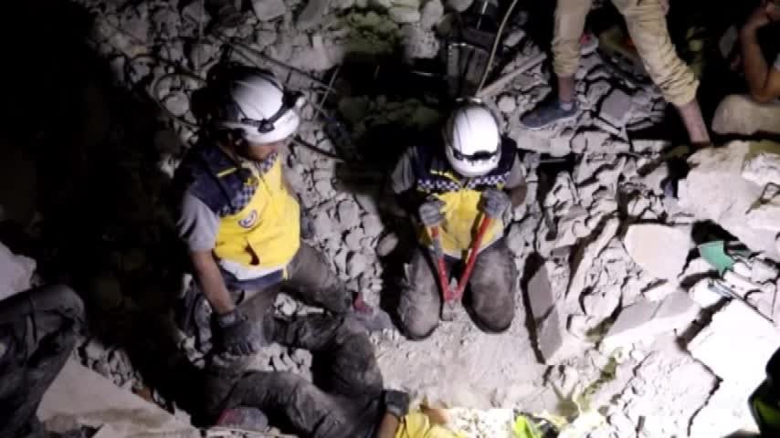 Siria, i Caschi Bianchi recuperano superstiti sotto le macerie