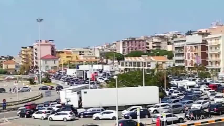 Esodo estivo: code all’imbarco traghetti per la Sicilia