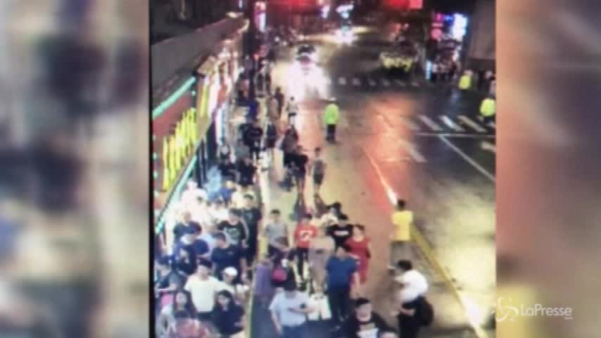 Shanghai, crolla un’insegna pubblicitaria sulla folla: tre morti