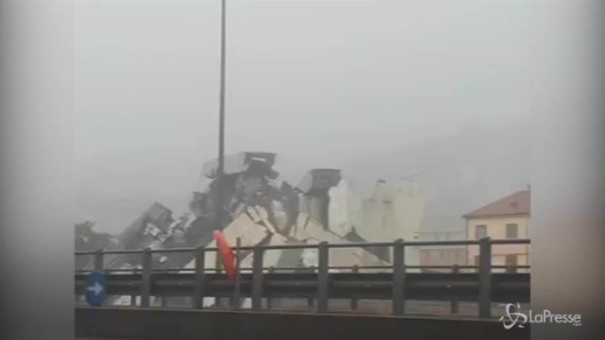 Genova, crolla ponte sull’autostrada