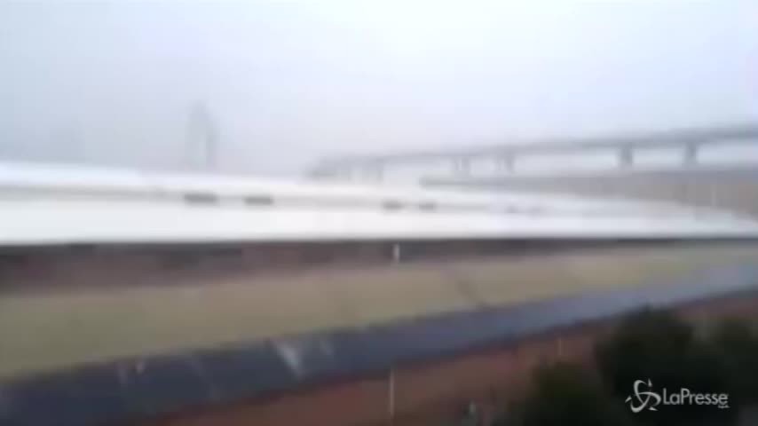 Genova, cade ponte sull’autostrada. Il momento del crollo