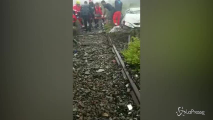 Crollo ponte a Genova, le immagini dei primi soccorsi