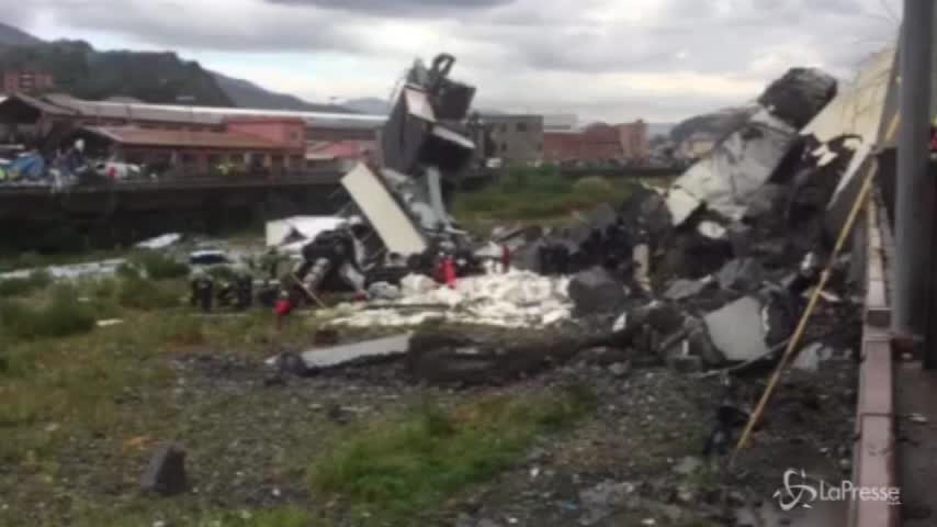 Genova, si scava tra le macerie del ponte crollato