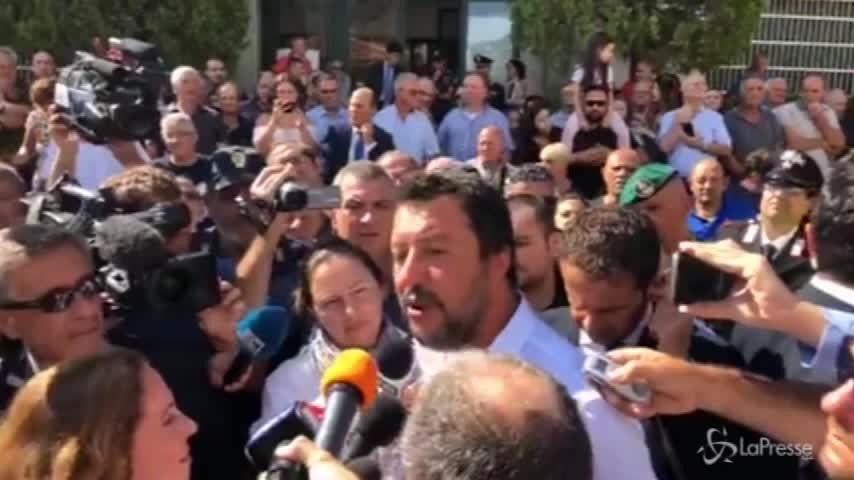 Salvini a San Luca, i cittadini contro i giornalisti: “E’ qui per noi, andate via!”