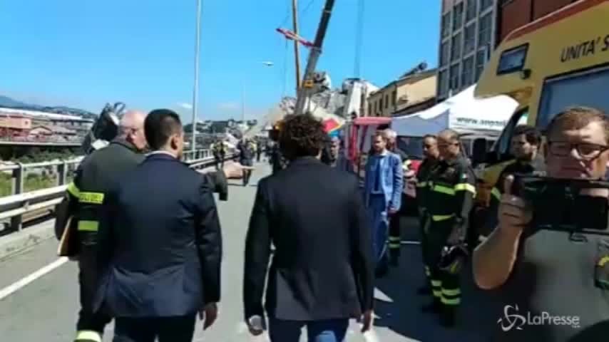 Crollo ponte Genova, Di Maio e Toninelli tra le macerie