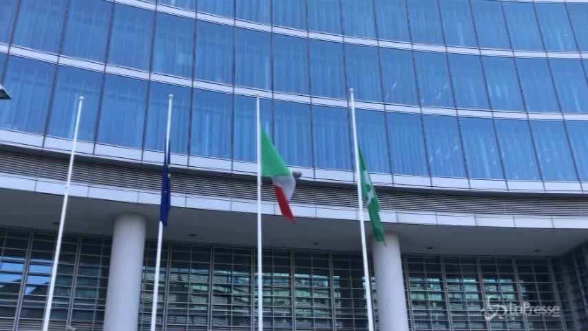 Crollo ponte Genova, bandiere a mezz’asta in Regione Lombardia per funzionaria deceduta