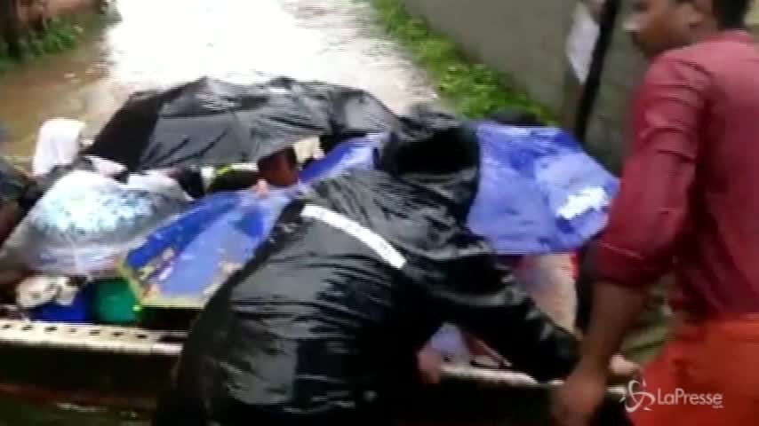 India, strade come torrenti nello Stato del Kerala