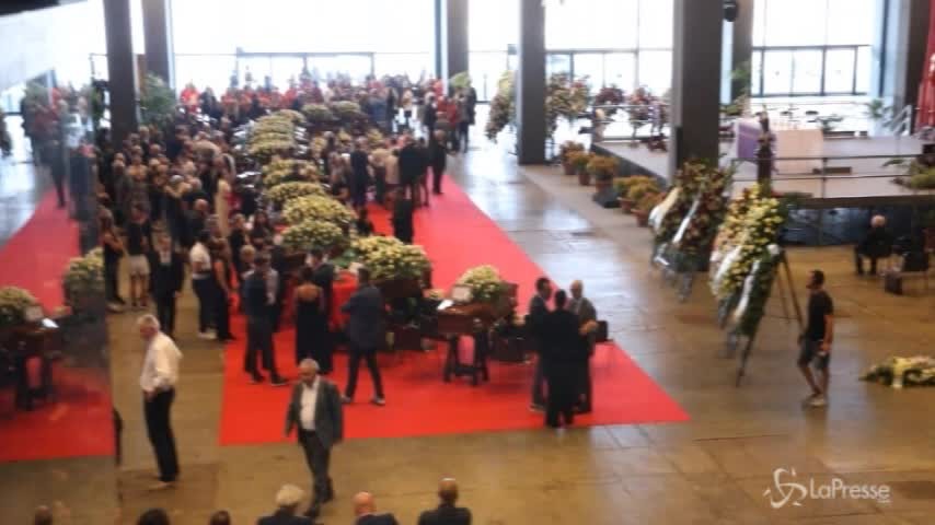 Funerali Genova: la folla al Padiglione per la messa