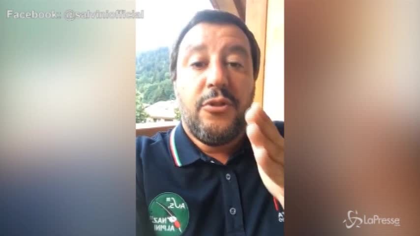 Salvini in diretta su Facebook con la figlia: “Papà sta lavorando…”