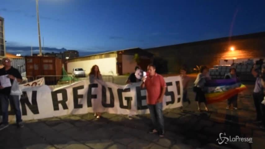 Diciotti, Catania accoglie i migranti con centinaia di arancini
