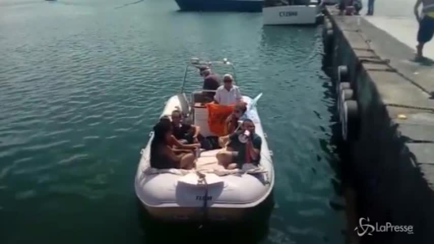 Diciotti, tentata incursione dei manifestanti in gommone