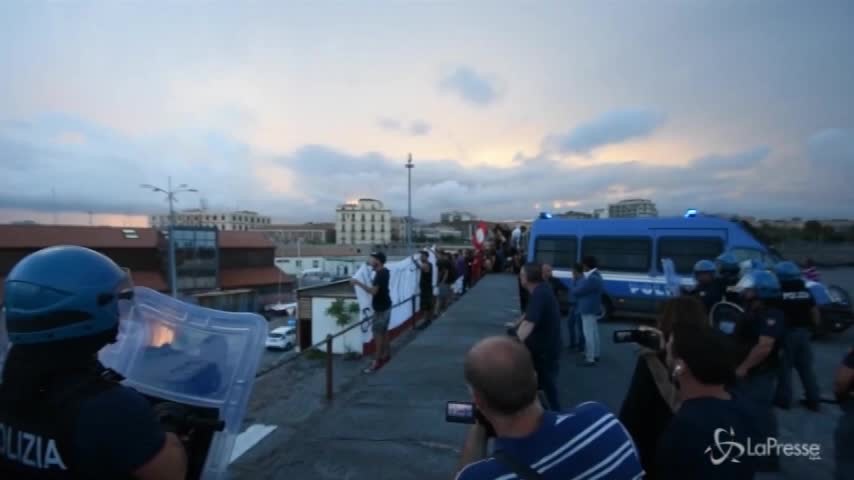 Diciotti, tensione al porto di Catania. I manifestanti gridano “Libertà”