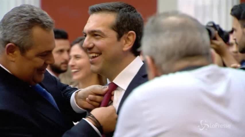 Fine commissariamento Grecia, Tsipras mantiene la promessa e indossa la cravatta