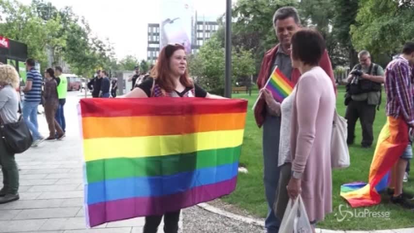 In centinaia al gay pride a Belgrado