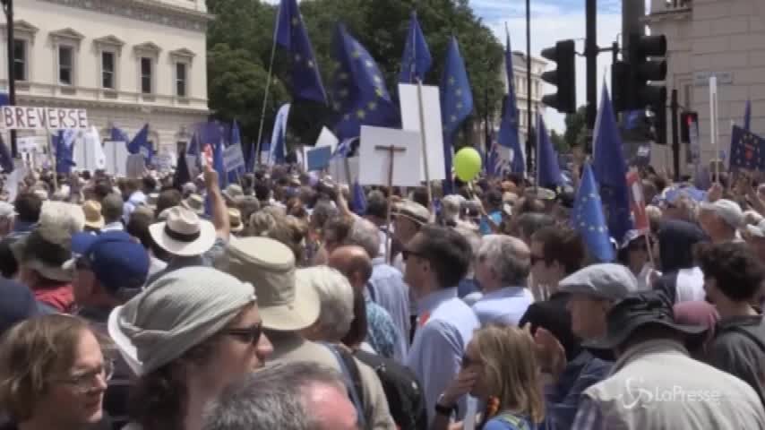 Londra, migliaia sfilano contro la Brexit e chiedono un nuovo referendum