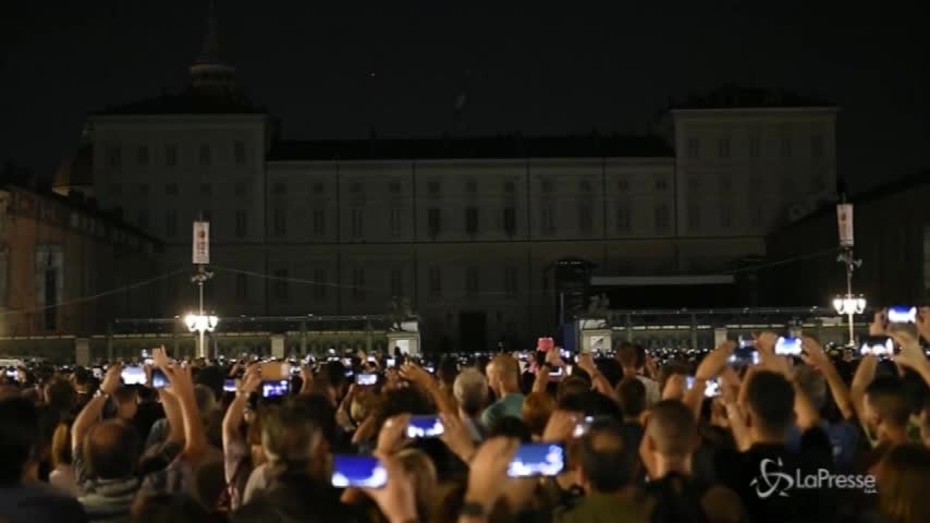 Torino, il light show dei droni: lo spettacolo in piazza Castello
