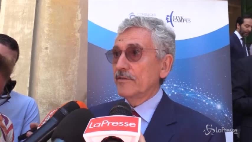 Migranti, D’Alema: “Punire i Paesi che non vogliono accogliere”