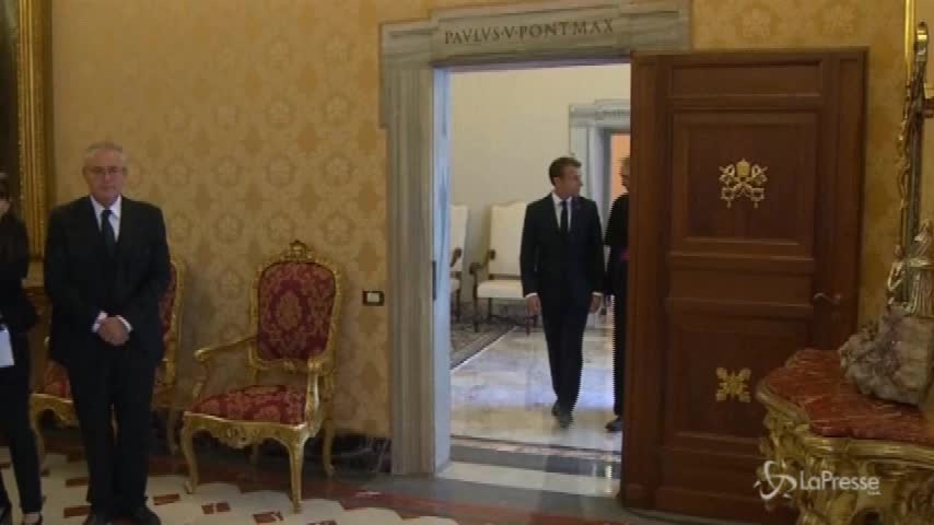 Papa Francesco accoglie Macron in Vaticano