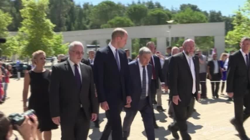 Israele, il principe William depone fiori al Memoriale dell’Olocausto