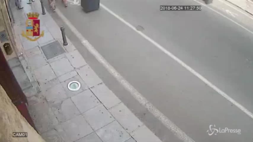 Palermo, ecco come un ladro manomette uno sportello bancomat
