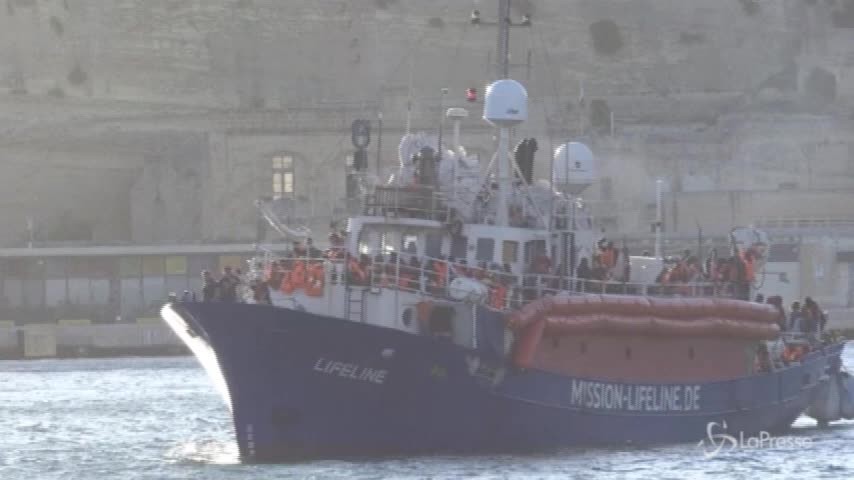 Lifeline, due membri dell’equipaggio arrivati a Malta mostrano il dito medio