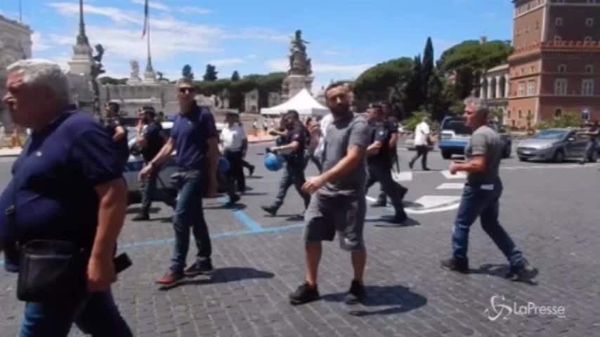 Roma, scontri con la polizia durante la protesta degli autodemolitori