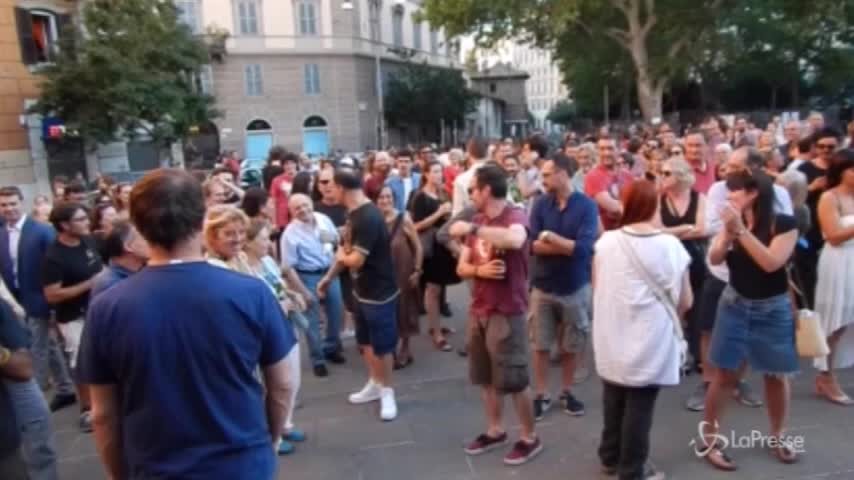 Roma, centinaia in piazza contro la chiusura del bar San Calisto