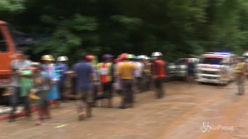Thailandia, il lavoro dei soccorritori per liberare i ragazzi dispersi nella grotta