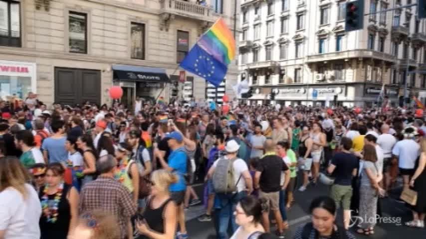 Milano si tinge dei colori dell’arcobaleno: 250mila al Gay Pride