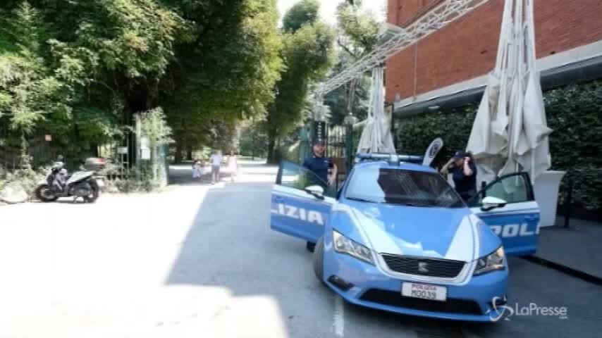 Undici coltellate al figlio di Simona Ventura, il sopralluogo della polizia davanti al locale