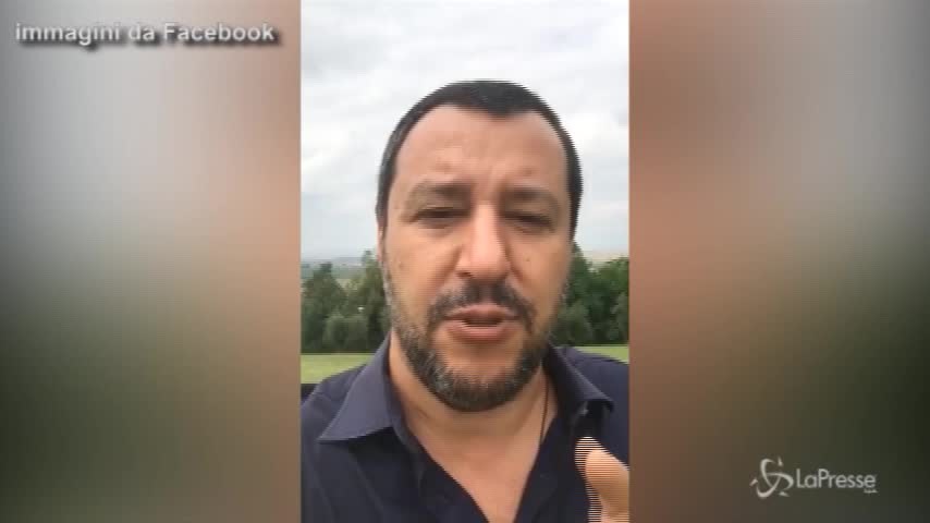 Salvini all’attacco: “Mafiosi e scafisti siete delle m…e”