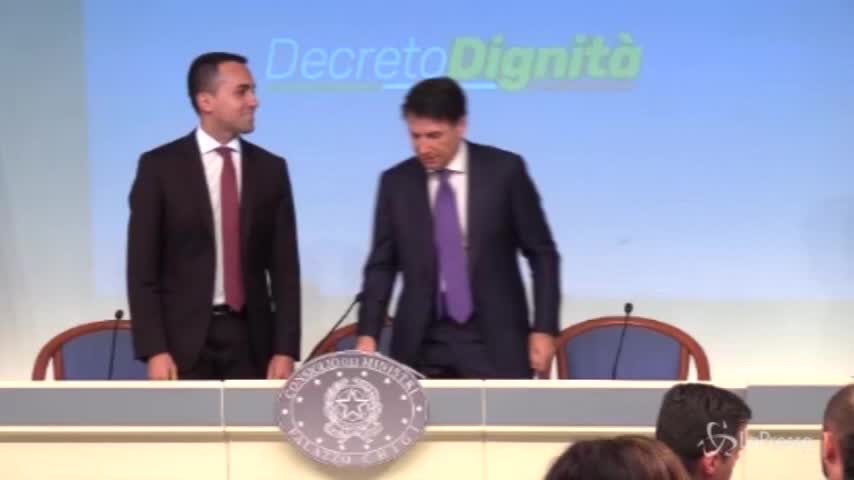 “Facciamoci una foto insieme”, siparietto Conte-Di Maio-Giorgetti