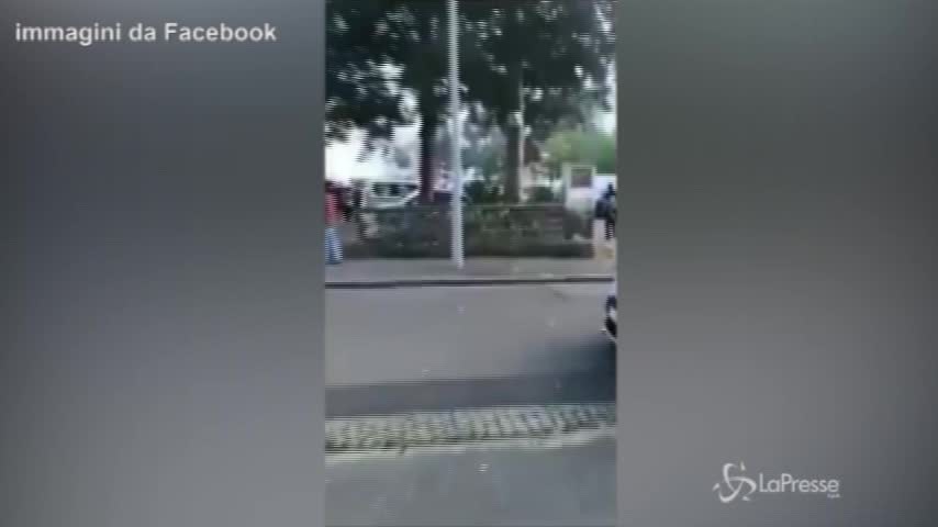 Nantes, il lancio delle molotov durante gli scontri