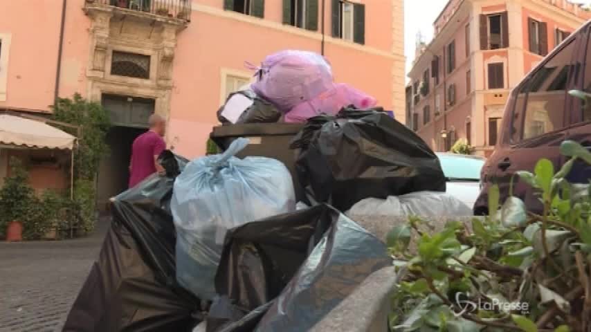 Caos rifiuti a Roma, il 14 netturbini in sciopero