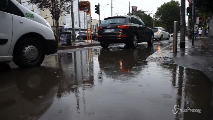Milano sott’acqua: strade allagate e metro chiusa