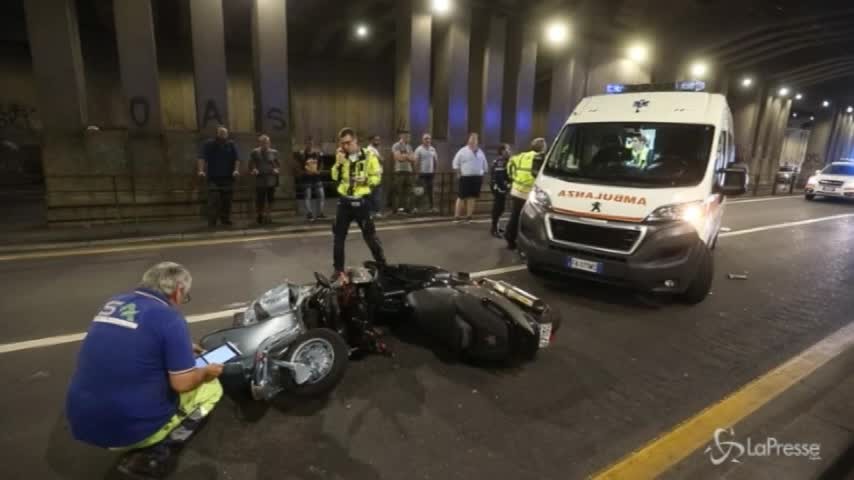 Milano, scontro tra scooter nel sottopasso Mortirolo: due feriti