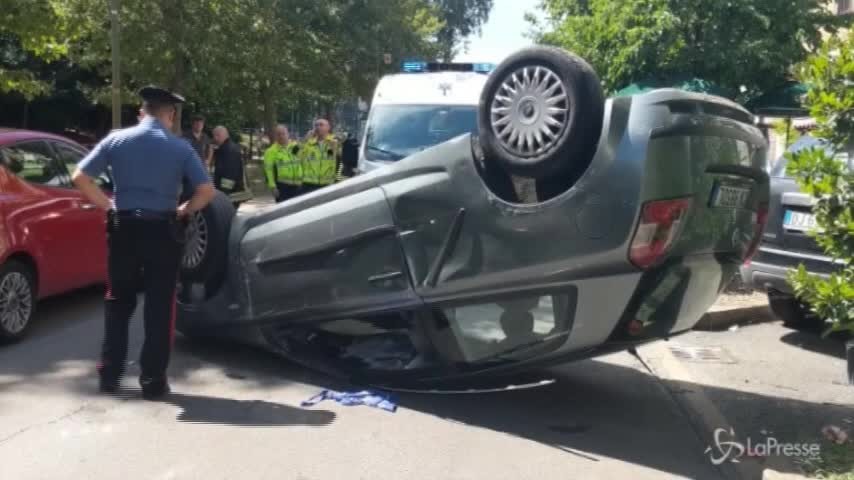 Milano, automobile si ribalta: 74enne in ospedale