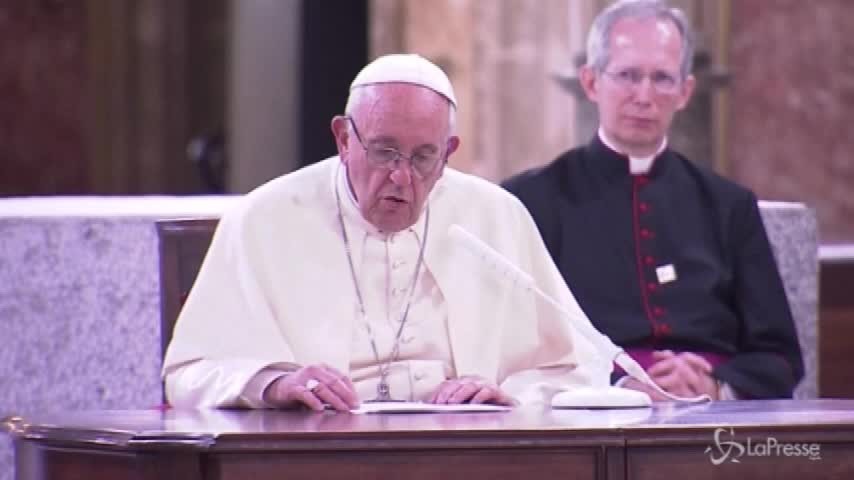 Migranti, l’appello del papa: “Dio vuole le nostre mani per salvarli”