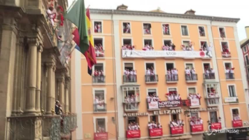 Pamplona, al via la festa di San Firmin: migliaia di persone per la corsa con i tori
