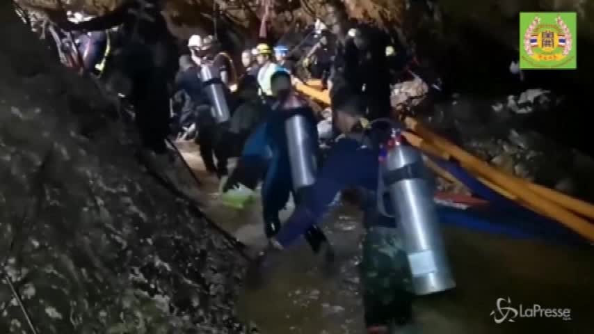 Bloccati in grotta in Thailandia, corsa contro il tempo