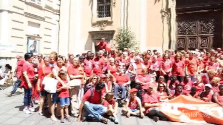 Migranti, a Torino il flash mob in maglietta rossa