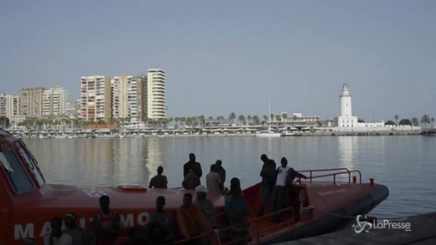 Migranti, sbarco nel porto di Malaga