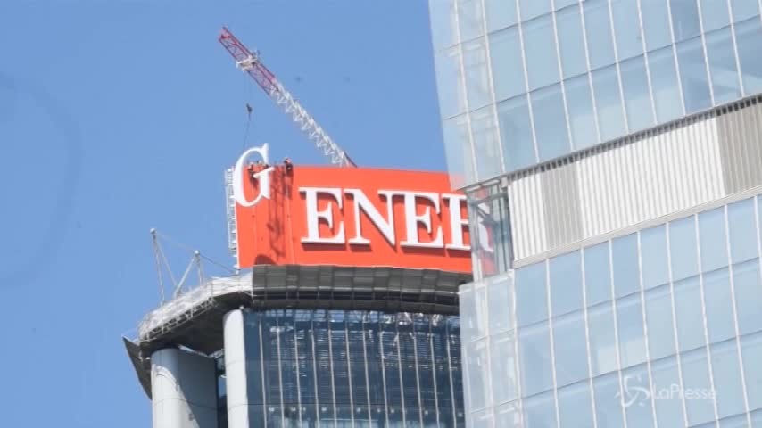 Milano, operai installano l’insegna di Generali sulla Torre Hadid