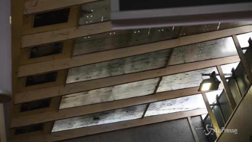 Milano, cadono vetri dal soffitto: paura in Galleria San Carlo