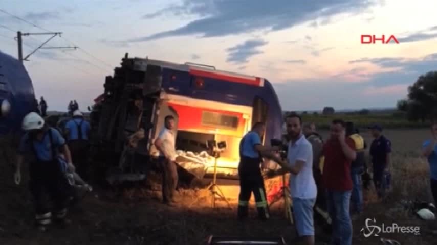 Deraglia treno in Turchia, morti e feriti:l’arrivo dei soccorsi